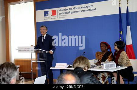 (160520) -- PARIGI, 18 maggio 2016 -- l'ex ministro della salute francese Philippe Douste-Blazy (L) ha tenuto una conferenza stampa a Parigi il 18 maggio 2016. Douste-Blazy ha dichiarato la sua candidatura per la carica di direttore generale dell'Organizzazione Mondiale della Sanità mercoledì. ) (Zjy) FRANCE-PARIS-WHO-DOUSTE-BLAZY ZhengxBin PUBLICATIONxNOTxINxCHN 160520 Parigi 18 maggio 2016 l'ex ministri della salute francese Philippe Douste Blazy l si rivolge a una conferenza stampa a Parigi 18 maggio 2016 Douste Blazy ha dichiarato la sua candidatura per la carica di direttore generale dell'Organizzazione Mondiale della Sanità mercoledì zjy Francia Parigi Foto Stock