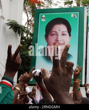 (160520) -- CHENNAI, 19 maggio 2016 -- gesto dei sostenitori mentre celebrano la vittoria di Jayaram Jayalitha e del suo partito All India Anna Dravida Munnetra Kazhagam (AIADMK) a Chennai, capitale dello stato indiano meridionale del Tamil Nadu, 19 maggio 2016. AIADMK ha vinto le elezioni dell'assemblea per la sesta volta giovedì. )(zhf) INDIA-CHENNAI-ASSEMBLY ELECTION-AIADMK-CELEBRATION Stringer PUBLICATIONxNOTxINxCHN 160520 Chennai 19 maggio 2016 gesto di sostenitori mentre celebrano la vittoria di Jayaram e del suo Partito All India Anna Dravida Munnetra Kazhagam AIADMK a Chennai capitale dello Stato indiano meridionale Tamil nad Foto Stock