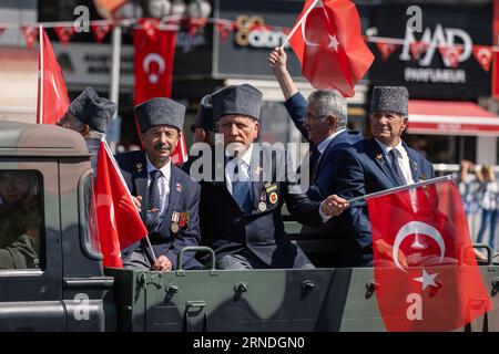 Ankara-Turchia: 30 agosto 2023: Veterani della guerra di Cipro salutano il pubblico durante la sfilata del 30 agosto cerimonia per strada ad Ankara. Foto Stock