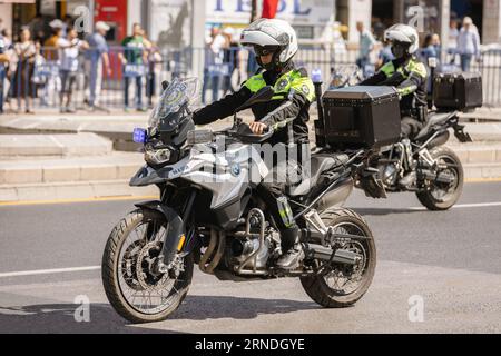 Ankara-Turchia: 30 agosto 2023: Due agenti di polizia in moto ufficiali durante la sfilata in strada ad Ankara. Foto Stock