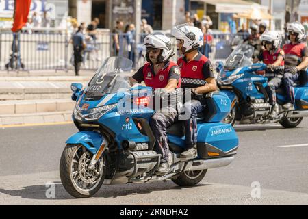 Ankara-Turchia: 30 agosto 2023: Team di sicurezza pubblica motociclistica Gendarmerie che corrono durante la parata in strada ad Ankara. Foto Stock