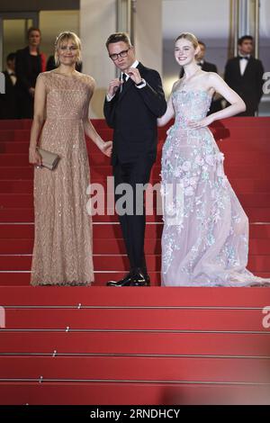 Il regista Nicolas Winding Refn (C) e sua moglie Liv Corfixen (L) posano sul Red carpet con il membro del cast Elle Fanning prima della première del film il demone al neon in concorso al 69° Festival di Cannes, in Francia, il 20 maggio 2016. ) FRANCE-CANNES-FILM FESTIVAL- IL DEMONE AL NEON -RED CARPET JinxYu PUBLICATIONxNOTxINxCHN il regista Nicolas Winding Refn C e sua moglie Liv Corfixen l posa SUL Red Carpet con il membro del cast Elle Fanning prima della premiere del Film il demone al neon in concorso al 69° Festival di Cannes in Francia IL 20 maggio 2016 France Cannes Film Fes Foto Stock