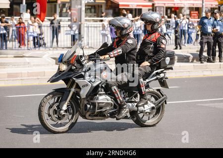 Ankara-Turchia: 30 agosto 2023: Due agenti di polizia della squadra Dolphins | Yunus in moto ufficiale durante la parata in strada ad Ankara. Foto Stock