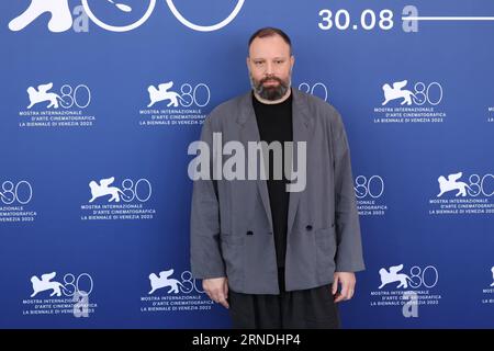 Lido di Venezia, Italia. 1 settembre 2023. Yorgos Lanthimos partecipa a una photocall per il film "Poor Things" alla 80° Mostra Internazionale d'Arte cinematografica di Venezia che si terrà il 1° settembre 2023 a Venezia. © foto: Cinzia Camela. Credito: Live Media Publishing Group/Alamy Live News Foto Stock