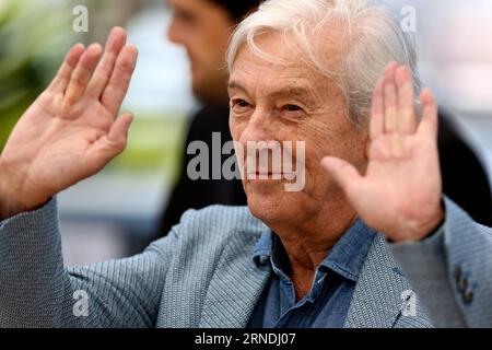 (160521) -- CANNES, 21 maggio 2016 -- il regista olandese Paul Verhoeven posa il 21 maggio 2016 durante una photocall per il film Elle al 69° Festival di Cannes, nel sud della Francia. ) FRANCE-CANNES-FILM FESTIVAL-ELLE-PHOTO CALL JinxYu PUBLICATIONxNOTxINxCHN 160521 Cannes 21 maggio 2016 il regista olandese Paul Verhoeven pone IL 21 maggio 2016 durante un Photo Call per la Film Elle AL 69° Festival di Cannes Francia meridionale Cannes Film Festival Elle Photo Call JinxYu PUBLICATIONxNOTxINxCHN Foto Stock