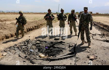 Themen der Woche Bilder des Tages Afghanistan: Bombenanschlag in Bagram (160521) -- KABUL, 21 maggio 2016 -- i Resolute Support Soldiers guidati dalla NATO ispezionano il sito di un attacco suicida nel distretto di Bagram nella provincia di Parwan, Afghanistan, 21 maggio 2016. Un attentato suicida in auto ha colpito un convoglio militare delle forze straniere nella provincia orientale afghana di Parwan sabato, senza lasciare vittime, ha detto le forze della coalizione. I talebani hanno rivendicato la responsabilità dell'attacco.) AFGHANISTAN-BAGRAM-SUICIDIO ATTACCO RahmatxAlizadah PUBLICATIONxNOTxINxCHN argomenti la settimana immagini il giorno dell'attentato in Afghanistan a Bagram 1 Foto Stock