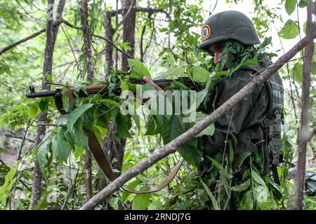 (160522) -- MIRANDA, May 21, 2016 -- A soldier of Venezuela s Bolivarian National Armed Forces (FANB) takes part in the second day of Independence Exercise 2016 at Guaicaipuro Fort in Charallave, state of Miranda, Venezuela, on May 21, 2016. The FANB of Venezuela held on Saturday the second day of Independence Exercise 2016, as part of the national plan to ensure the sovereignty of the country. ) (jp) VENEZUELA-MIRANDA-DRILL BorisxVergara PUBLICATIONxNOTxINxCHN   160522 Miranda May 21 2016 a Soldier of Venezuela S Bolivarian National Armed Forces FANB Takes Part in The Second Day of Independen Stock Photo