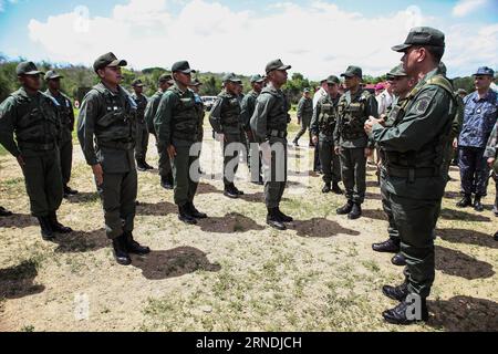 (160522) -- MIRANDA, 21 maggio 2016 -- il ministro della difesa venezuelano Vladimir Padrino Lopez (fronte R) partecipa al secondo giorno dell'esercizio 2016 dell'indipendenza al forte Guaicaipuro di Charallave, stato di Miranda, Venezuela, il 21 maggio 2016. Forze armate nazionali bolivariane del Venezuela (FANB) tenutosi sabato secondo giorno di esercizio di indipendenza 2016, nell'ambito del piano nazionale per garantire la sovranità del paese. ) (jp) VENEZUELA-MIRANDA-DRILL BorisxVergara PUBLICATIONxNOTxINxCHN 160522 Miranda 21 maggio 2016 i ministri della difesa venezuelani Vladimir Padrino Lopez Front r prendono parte Foto Stock