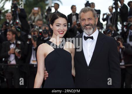 69. Festival de Cannes: Abschlussfeier (160522) -- CANNES, May 22, 2016 -- U.S. actor Mel Gibson (R) and his partner Rosalind Ross arrive at the closing ceremony of the 69th Cannes Film Festival in Cannes, France, May 22, 2016. ) FRANCE-CANNES-FILM FESTIVAL-CLOSING CEREMONY-RED CARPET JinxYu PUBLICATIONxNOTxINxCHN   69 Festival de Cannes Closing Ceremony 160522 Cannes May 22 2016 U S Actor Mel Gibson r and His Partner Rosalind Ross Arrive AT The CLOSING Ceremony of The 69th Cannes Film Festival in Cannes France May 22 2016 France Cannes Film Festival CLOSING Ceremony Red Carpet JinxYu PUBLICAT Stock Photo