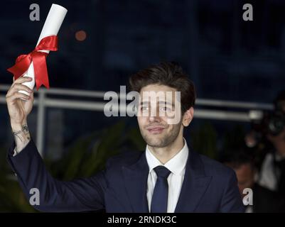 69. Festival de Cannes - Preisträger (160522) -- CANNES, May 22, 2016 -- Director Xavier Dolan, Grand Prize Award winner for his film Juste la fin du monde (It s Only the End of the World), poses during a photocall after the closing ceremony of the 69th Cannes Film Festival in Cannes, France, May 22, 2016. ) FRANCE-CANNES-FILM FESTIVAL-AWARD-PHOTOCALL JinxYu PUBLICATIONxNOTxINxCHN   69 Festival de Cannes Prize winners 160522 Cannes May 22 2016 Director Xavier Dolan Grand Prize Award Winner for His Film Juste La FIN you Monde IT S Only The End of The World Poses during a photo call After The CL Stock Photo