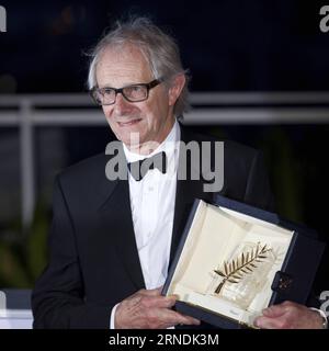 69. Festival de Cannes: Preisverleihung (160522) -- CANNES, 22 maggio 2016 -- il regista britannico Ken Loach posa con il suo trofeo durante una photocall dopo aver vinto il Palme d Or Award per il film i, Daniel Blake al 69° Festival di Cannes, nel sud della Francia, il 22 maggio 2016. ) FRANCE-CANNES-FILM FESTIVAL-AWARD-PHOTOCALL JinxYu PUBLICATIONxNOTxINxCHN 69 cerimonia del Festival de Cannes 160522 Cannes 22 maggio 2016 il regista britannico Ken Loach posa con il suo Trofeo durante una chiamata fotografica dopo aver vinto il Palme D Or Award per il Film i Daniel Blake AL 69° Festival di Cannes Foto Stock