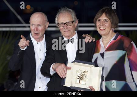 69. Festival de Cannes: Preisverleihung (160522) -- CANNES, 22 maggio 2016 -- il regista britannico Ken Loach (C) posa con la produttrice britannica Rebecca o Brien (R) e lo sceneggiatore britannico Paul Laverty dopo aver vinto il Palme d Or Award per il film i, Daniel Blake al 69° Festival di Cannes, nel sud della Francia, il 22 maggio 2016. ) FRANCE-CANNES-FILM FESTIVAL-AWARD-PHOTOCALL JinxYu PUBLICATIONxNOTxINxCHN 69 cerimonia di premiazione del Festival de Cannes 160522 Cannes 22 maggio 2016 il regista britannico Ken Loach C posa con la produttrice britannica Rebecca o Brien r e lo sceneggiatore britannico Paul Laverty After Win Foto Stock