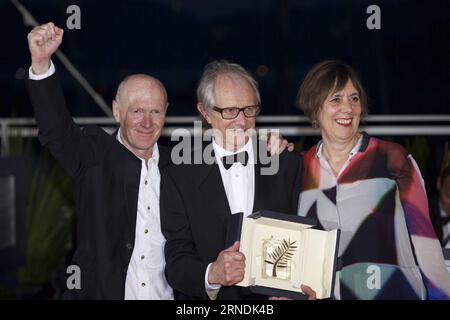 69. Festival de Cannes: Preisverleihung (160522) -- CANNES, 22 maggio 2016 -- il regista britannico Ken Loach (C) posa con la produttrice britannica Rebecca o Brien (R) e lo sceneggiatore britannico Paul Laverty dopo aver vinto il Palme d Or Award per il film i, Daniel Blake al 69° Festival di Cannes, nel sud della Francia, il 22 maggio 2016. ) FRANCE-CANNES-FILM FESTIVAL-AWARD-PHOTOCALL JinxYu PUBLICATIONxNOTxINxCHN 69 cerimonia di premiazione del Festival de Cannes 160522 Cannes 22 maggio 2016 il regista britannico Ken Loach C posa con la produttrice britannica Rebecca o Brien r e lo sceneggiatore britannico Paul Laverty After Win Foto Stock