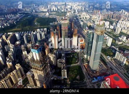 NANNING, maggio - foto scattata il 21 novembre 2015 mostra edifici in costruzione nel distretto di Langdong di Nanning, capitale della regione autonoma del Guangxi Zhuang della Cina meridionale. Fondata nel 2006, la zona economica del Golfo di Beibu comprende sei città: Nanning, Beihai, Qinzhou, Fangchenggang, Yulin e Chongzuo. Dopo dieci anni di sviluppo, il valore totale della produzione di Nanning, Beihai, Qinzhou e Fangchenggang è salito a 586,7 miliardi di yuan (circa 89,47 miliardi di dollari USA) nel 2015 e il valore totale per l'importazione e l'esportazione è aumentato a 24,1 miliardi di dollari. (ZWX) CHINA-GUANGXI-BEIBU GULF ECONO Foto Stock