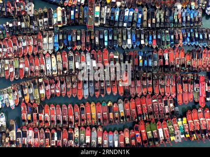 NANNING, maggio -- foto scattata il 18 maggio 2016 mostra il porto di pesca di Dianjian nella città di Qiaogang della città di Beihai, nella regione autonoma del Guangxi Zhuang della Cina meridionale. Fondata nel 2006, la zona economica del Golfo di Beibu comprende sei città: Nanning, Beihai, Qinzhou, Fangchenggang, Yulin e Chongzuo. Dopo dieci anni di sviluppo, il valore totale della produzione di Nanning, Beihai, Qinzhou e Fangchenggang è salito a 586,7 miliardi di yuan (circa 89,47 miliardi di dollari USA) nel 2015 e il valore totale per l'importazione e l'esportazione è aumentato a 24,1 miliardi di dollari. (ZWX) CINA-GUANGXI-BEIBU GULF ECONOMIC ZONE (CN) HU Foto Stock