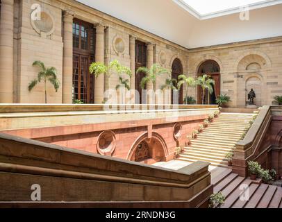 La foto scattata il 22 maggio 2016 mostra il cortile centrale del Rashtrapati Bhavan a nuova Delhi, India. Rashtrapati Bhavan, o residenza presidenziale dell'India, si trova sulla collina Raisina nella capitale. Progettato dall'architetto britannico Sir Edwin Lutyens come sede dei viceré dell'India nel 1921 e completato nel 1929, l'edificio contiene oltre 2,4 km di corridoi, 340 camere e 227 colonne. Nell'anno 1950 è stato rinominato come Rashtrapati Bhavan quando Rajendra Prasad divenne il primo presidente dell'India e occupò questo edificio come casa presidenziale. INDIA-NUOVA DELHI-RASHTRAPATI BHAVAN-PRESID Foto Stock