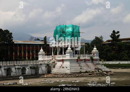 KATHMANDU, 25 maggio 2016 -- foto scattata il 25 maggio 2016 mostra un tempio all'interno di Ranipokhari, uno storico stagno artificiale in ricostruzione, a Kathmandu, Nepal. Lo stagno è stato costruito nel XVII secolo ed è stato gravemente danneggiato durante il massiccio terremoto del 25 aprile dello scorso anno). NEPAL-KATHMANDU-RANIPOKHARI-RICOSTRUZIONE SunilxSharma PUBLICATIONxNOTxINxCHN Kathmandu maggio 25 2016 la foto scattata IL 25 2016 maggio mostra un Tempio all'interno di Ranipokhari uno storico stagno artificiale in ricostruzione a Kathmandu Nepal lo stagno che ha costruito nel XVII secolo e che cosa ha gravemente danneggiato durante il massiccio terremoto Foto Stock