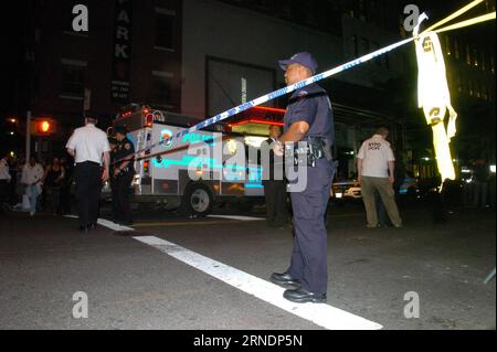 NEW YORK, 25 maggio 2016 -- poliziotti cordone fuori da una strada vicino Irving Plaza a New york, Stati Uniti, 25 maggio 2016. Una persona è stata uccisa e altri tre feriti in un incidente di sparatoria mercoledì sera durante un concerto del rapper statunitense T.I. all'Irving Plaza di New York, la polizia ha detto. ) U.S.-NEW YORK-CONCERTO-SPARATORIA INCIDENTE DavidxTorres PUBLICATIONxNOTxINxCHN New York maggio 25 2016 poliziotti Cordon Off a Street vicino Irving Plaza a New York Stati Uniti maggio 25 2016 una persona che HA UCCISO e altri tre feriti in un INCIDENTE DI sparatoria mercoledì sera durante un concerto del rapper statunitense T. Foto Stock