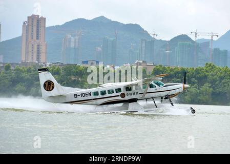 LIUZHOU, 26 maggio 2016 -- un aereo acquatico si prepara a decollare sul fiume Liujiang presso la base acquatica di Jinglan nella città di Liuzhou, nella regione autonoma del Guangxi Zhuang nel sud della Cina, il 26 maggio 2016. Liuzhou ha introdotto aerei acquatici per la costruzione di un sistema di trasporto completo e anche per la promozione del turismo turistico. (Zwx) CHINA-GUANGXI-LIUZHOU-AQUATIC PLANE(CN) LixHanchi PUBLICATIONxNOTxINxCHN Liuzhou maggio 26 2016 al piano ACQUATICO si prepara a decollare SUL fiume Liujiang PRESSO la base ACQUATICA DI Jinglan nella città di Liuzhou nella regione autonoma di Guangxi Zhuang nel sud della Cina maggio 26 2016 Liuzhou ha Foto Stock