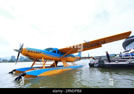 LIUZHOU, 26 maggio 2016 -- un aereo acquatico si prepara a decollare sul fiume Liujiang presso la base acquatica di Jinglan nella città di Liuzhou, nella regione autonoma del Guangxi Zhuang nel sud della Cina, il 26 maggio 2016. Liuzhou ha introdotto aerei acquatici per la costruzione di un sistema di trasporto completo e anche per la promozione del turismo turistico. (Zwx) CHINA-GUANGXI-LIUZHOU-AQUATIC PLANE(CN) LixHanchi PUBLICATIONxNOTxINxCHN Liuzhou maggio 26 2016 al piano ACQUATICO si prepara a decollare SUL fiume Liujiang PRESSO la base ACQUATICA DI Jinglan nella città di Liuzhou nella regione autonoma di Guangxi Zhuang nel sud della Cina maggio 26 2016 Liuzhou ha Foto Stock