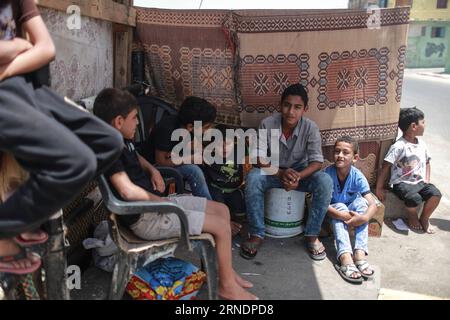 (160527) -- GAZA, 27 maggio 2016 -- il bambino palestinese Ibrahim al-Nemnem (terza R), 13 anni, è visto seduto con i suoi amici fuori casa sua nel campo profughi Shati nella città di Gaza, il 22 maggio 2016. Al-Nemnem, cresciuto tra gli stretti vicoli del campo profughi di Shati, sogna di essere un ingegnere per contribuire allo sviluppo del campo e migliorare la vita dei suoi abitanti. Mentre il mondo osserva la giornata internazionale per la protezione dei bambini il 1° giugno, al-Nemnem e i suoi coetanei occupano le loro giovani menti con grandi sogni di una vita migliore, più sicura e più stabile in uno dei più duri e duri Foto Stock