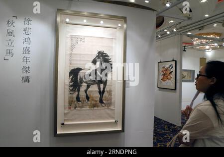 (160527) - HONG KONG, 27 maggio 2016 -- A Visitor Look at Standing Horse, an ink painting of Chinese Paintin of a preview of China Guardian Hong Kong 2016 Spring Auction, Hong Kong, South China, 27 maggio 2016. L'asta inizierà dal 29 al 31 maggio a Hong Kong con oltre 1.200 pezzi d'asta tra cui dipinti cinesi, calligrafia, ceramica e così via. ) (Wyl) CHINA-HONG KONG-GUARDIAN-SPRING AUCTION (CN) LixPeng PUBLICATIONxNOTxINxCHN 160527 Hong Kong maggio 27 2016 a Visitor Look AT Thing Horse to Ink Painting of Chinese Painting of Xu Beihong AT a Preview of China Guardian Hong Ko Foto Stock