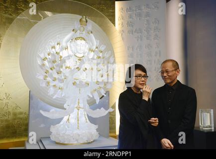 (160527) -- HONG KONG, 27 maggio 2016 -- artisti e co-fondatori Chang Yi (R) e Loretta Hui-shan Yang presentano l'opera d'arte di cristallo Thousand Arms, Thousand Eyes, Possessing the Knowledge of Sorrow alla cerimonia di apertura di una mostra a Hong Kong, Cina meridionale, 27 maggio 2016. Una mostra con creazioni in vetro di cristallo dell'artista Loretta Hui-shan Yang di LIULIGONGFANG (letteralmente, laboratorio di cristallo) di Taiwan della Cina sud-orientale è iniziata a Hong Kong venerdì. L'evento durerà fino al 5 giugno). (zhs) CHINA-HONG KONG-TAIWAN-CRYSTAL GLASS ART (CN) LiuxYun PUBLICATIONxNOTxINxCHN 160527 Foto Stock