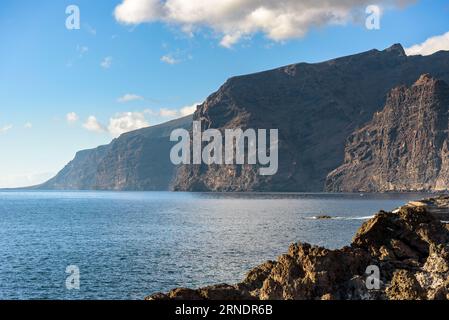 Vista delle massicce scogliere di Los Gigantes sulla costa occidentale di Tenerife. Isole Canarie, Spagna Foto Stock