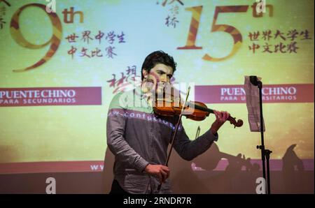 (160528) -- SANTIAGO, 27 maggio 2016 -- Uno studente partecipa al concorso Chinese Bridge 2016 presso la sala grande dell'Università Santo Tomas di Santiago, Cile, il 27 maggio 2016. Due studenti cileni venerdì hanno vinto la possibilità di competere nel concorso Chinese Bridge 2016 a Pechino. Eduardo Ovando e Jose Alvarez hanno vinto i concorsi linguistici a livello universitario e secondario, rispettivamente, per prendere parte al concorso annuale di conoscenza della lingua cinese. ) CILE-SANTIAGO-CHINESE BRIDGE CONTEST JorgexVillegas PUBLICATIONxNOTxINxCHN 160528 Santiago maggio 27 2016 partecipa uno studente Foto Stock