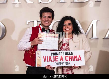 (160528) -- SANTIAGO, 27 maggio 2016 -- lo studente Jose Alvarez (L) si pone dopo aver vinto il concorso Chinese Bridge del 2016 a livello di scuola secondaria presso la sala grande dell'Università Santo Tomas di Santiago, Cile, il 27 maggio 2016. Due studenti cileni venerdì hanno vinto la possibilità di competere nel concorso Chinese Bridge 2016 a Pechino. Eduardo Ovando e Jose Alvarez hanno vinto i concorsi linguistici a livello universitario e secondario, rispettivamente, per prendere parte al concorso annuale di conoscenza della lingua cinese. ) CILE-SANTIAGO-CHINESE BRIDGE CONTEST JorgexVillegas PUBLICATIONxNOTxINxCHN 160528 Foto Stock