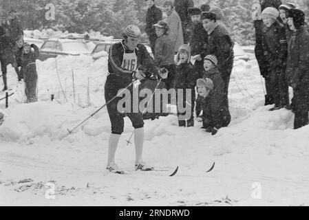 In corso 07 - 1 - 1974: Chi vincerà la WCWe manderà una squadra di 27 donne e uomini ai Campionati Mondiali di sci di Falun. Sarà una grande delusione se nessuno dei ragazzi dello sci di fondo prenderà l'oro. E sarà una grande sorpresa se alcuni dei partecipanti negli altri rami lo faranno. Foto: Aktuell / NTB ***FOTO NON ELABORATA*** questo testo è stato tradotto automaticamente! Foto Stock