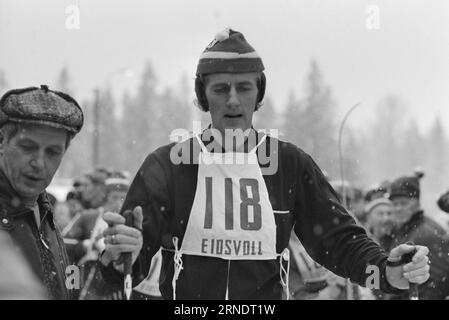 In corso 07 - 1 - 1974: Chi vincerà la WCWe manderà una squadra di 27 donne e uomini ai Campionati Mondiali di sci di Falun. Sarà una grande delusione se nessuno dei ragazzi dello sci di fondo prenderà l'oro. E sarà una grande sorpresa se alcuni dei partecipanti negli altri rami lo faranno. Foto: Aktuell / NTB ***FOTO NON ELABORATA*** questo testo è stato tradotto automaticamente! Foto Stock