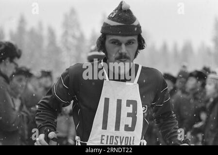 In corso 07 - 1 - 1974: Chi vincerà la WCWe manderà una squadra di 27 donne e uomini ai Campionati Mondiali di sci di Falun. Sarà una grande delusione se nessuno dei ragazzi dello sci di fondo prenderà l'oro. E sarà una grande sorpresa se alcuni dei partecipanti negli altri rami lo faranno. Foto: Aktuell / NTB ***FOTO NON ELABORATA*** questo testo è stato tradotto automaticamente! Foto Stock