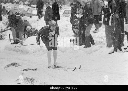 In corso 07 - 1 - 1974: Chi vincerà la WCWe manderà una squadra di 27 donne e uomini ai Campionati Mondiali di sci di Falun. Sarà una grande delusione se nessuno dei ragazzi dello sci di fondo prenderà l'oro. E sarà una grande sorpresa se alcuni dei partecipanti negli altri rami lo faranno. Foto: Aktuell / NTB ***FOTO NON ELABORATA*** questo testo è stato tradotto automaticamente! Foto Stock