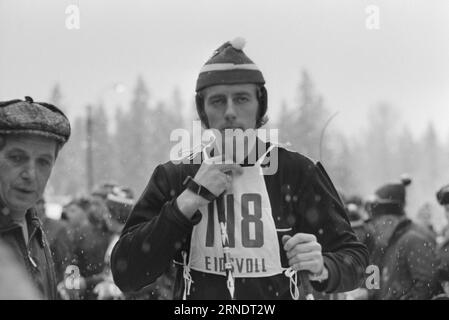 In corso 07 - 1 - 1974: Chi vincerà la WCWe manderà una squadra di 27 donne e uomini ai Campionati Mondiali di sci di Falun. Sarà una grande delusione se nessuno dei ragazzi dello sci di fondo prenderà l'oro. E sarà una grande sorpresa se alcuni dei partecipanti negli altri rami lo faranno. Foto: Aktuell / NTB ***FOTO NON ELABORATA*** questo testo è stato tradotto automaticamente! Foto Stock