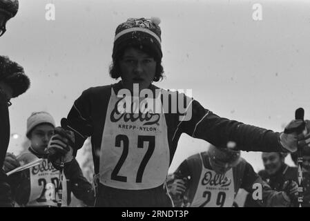 In corso 07 - 1 - 1974: Chi vincerà la WCWe manderà una squadra di 27 donne e uomini ai Campionati Mondiali di sci di Falun. Sarà una grande delusione se nessuno dei ragazzi dello sci di fondo prenderà l'oro. E sarà una grande sorpresa se alcuni dei partecipanti negli altri rami lo faranno. Foto: Aktuell / NTB ***FOTO NON ELABORATA*** questo testo è stato tradotto automaticamente! Foto Stock