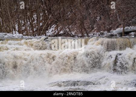 Cascata lungo il fiume delle Taughannock Falls nella regione dei Finger Lakes, vicino a Ithaca, New York. Foto Stock