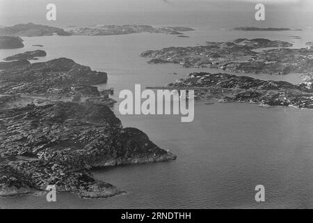 Attuale 01 - 1 - 1974: Edificio municipale sul terreno dell'odio. Sedersi ad un lungo tavolo, 12 da sud su un lato, 11 da nord sull'altro. Discutono aspramente su dove dovrebbe essere situato il centro municipale di Øygarden. A nord, il magnifico edificio municipale è quasi inutilizzato. Fu approvata mentre il nord aveva la maggioranza nel consiglio comunale. Foto: Svein Kløvig / Aktuell / NTB ***FOTO NON ELABORATA*** questo testo è stato tradotto automaticamente! Foto Stock