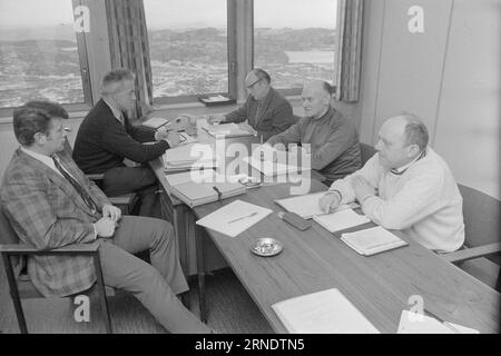 Attuale 01 - 1 - 1974: Edificio municipale sul terreno dell'odio. Sedersi ad un lungo tavolo, 12 da sud su un lato, 11 da nord sull'altro. Discutono aspramente su dove dovrebbe essere situato il centro municipale di Øygarden. A nord, il magnifico edificio municipale è quasi inutilizzato. Fu approvata mentre il nord aveva la maggioranza nel consiglio comunale. Foto: Svein Kløvig / Aktuell / NTB ***FOTO NON ELABORATA*** questo testo è stato tradotto automaticamente! Foto Stock