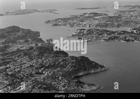 Attuale 01 - 1 - 1974: Edificio municipale sul terreno dell'odio. Sedersi ad un lungo tavolo, 12 da sud su un lato, 11 da nord sull'altro. Discutono aspramente su dove dovrebbe essere situato il centro municipale di Øygarden. A nord, il magnifico edificio municipale è quasi inutilizzato. Fu approvata mentre il nord aveva la maggioranza nel consiglio comunale. Foto: Svein Kløvig / Aktuell / NTB ***FOTO NON ELABORATA*** questo testo è stato tradotto automaticamente! Foto Stock