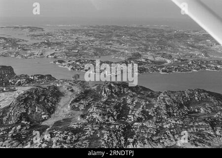 Attuale 01 - 1 - 1974: Edificio municipale sul terreno dell'odio. Sedersi ad un lungo tavolo, 12 da sud su un lato, 11 da nord sull'altro. Discutono aspramente su dove dovrebbe essere situato il centro municipale di Øygarden. A nord, il magnifico edificio municipale è quasi inutilizzato. Fu approvata mentre il nord aveva la maggioranza nel consiglio comunale. Foto: Svein Kløvig / Aktuell / NTB ***FOTO NON ELABORATA*** questo testo è stato tradotto automaticamente! Foto Stock