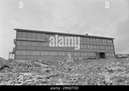 Attuale 01 - 1 - 1974: Edificio municipale sul terreno dell'odio. Sedersi ad un lungo tavolo, 12 da sud su un lato, 11 da nord sull'altro. Discutono aspramente su dove dovrebbe essere situato il centro municipale di Øygarden. A nord, il magnifico edificio municipale è quasi inutilizzato. Fu approvata mentre il nord aveva la maggioranza nel consiglio comunale. Foto: Svein Kløvig / Aktuell / NTB ***FOTO NON ELABORATA*** questo testo è stato tradotto automaticamente! Foto Stock