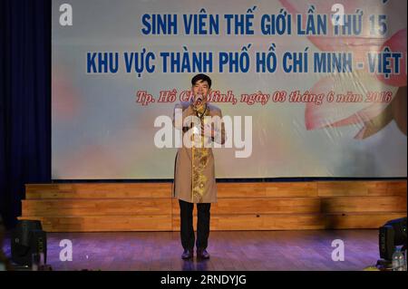 (160604) -- HO CHI MINH CITY (VIETNAM), 3 giugno 2016 -- Un concorrente partecipa al 15th Chinese Bridge, l'annuale Chinese Proficiency Competition for Foreign College Students, a ho chi Minh City, nel Vietnam meridionale, il 3 giugno 2016. La competizione ha attirato 16 studenti che studiano cinese come loro lingua principale presso le università di ho chi Minh City . ) VIETNAM-HO CHI MINH CITY-CHINESE BRIDGE-COMPETITION NguyenxLexHuyen PUBLICATIONxNOTxINxCHN 160604 ho chi Minh City Vietnam 3 giugno 2016 un concorrente partecipa al 15° Chinese Bridge, l'annuale Chinese Proficiency Competition for Foreign Colleg Foto Stock