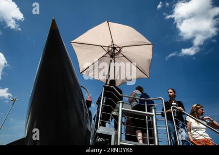 (160604) -- BERLINO, 3 giugno 2016 -- la gente aspetta di visitare un aereo d'attacco Eurofighter Typhoon durante l'ILA Berlin Air Show del 2016 a Berlino, in Germania, il 3 giugno 2016. Mercoledì è iniziata la fiera ILA di 4 giorni con la partecipazione di 1.017 espositori provenienti da 37 paesi e regioni. ) GERMANIA-BERLINO-AIR SHOW Zhangxfan PUBLICATIONxNOTxINxCHN 160604 Berlino 3 giugno 2016 le celebrità aspettano di visitare un aereo da attacco Eurofighter Typhoon durante l'ILA Berlin Air Show 2016 a Berlino Germania IL 3 giugno 2016 la 4 Day ILA Exhibition è iniziata mercoledì con la partecipazione di 1 017 espositori Foto Stock