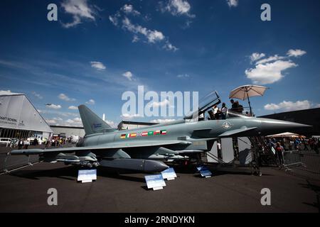 (160604) -- BERLINO, 3 giugno 2016 -- le persone visitano un aereo d'attacco Eurofighter Typhoon durante l'ILA Berlin Air Show del 2016 a Berlino, in Germania, il 3 giugno 2016. Mercoledì è iniziata la fiera ILA di 4 giorni con la partecipazione di 1.017 espositori provenienti da 37 paesi e regioni. ) GERMANIA-BERLINO-AIR SHOW Zhangxfan PUBLICATIONxNOTxINxCHN 160604 Berlino 3 giugno 2016 le celebrità visitano un aereo da attacco Eurofighter Typhoon durante l'ILA Berlin Air Show 2016 a Berlino Germania IL 3 giugno 2016 la 4 Day ILA Exhibition è iniziata mercoledì con la partecipazione di 1 017 espositori da 37 Count Foto Stock