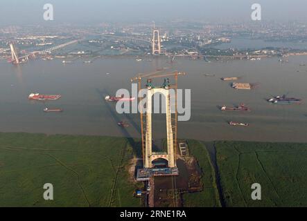 CHANGSHA, 5 giugno 2016 -- la foto scattata il 5 giugno 2016 mostra il ponte del lago Dongting dell'autostrada Hangzhou-Ruili in costruzione a Yueyang, nella provincia centrale di Hunan della Cina. Il ponte sospeso, di lunghezza totale di 2,39 chilometri, dovrebbe essere messo in funzione nel 2017. ) (wyo) CHINA-HUNAN-BRIDGE-CONSTRUCTION (CN) LixGa PUBLICATIONxNOTxINxCHN Changsha 5 giugno 2016 la foto scattata IL 5 giugno 2016 mostra il ponte sul lago Dong Ting della Hangzhou Ruili Highway in costruzione nella provincia di Hunan Di Yueyang, Cina centrale, il ponte sospeso con una lunghezza totale di 2 39 chilometri È previsto per t Foto Stock