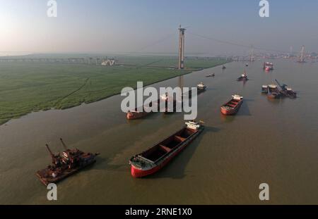 CHANGSHA, 5 giugno 2016 -- la foto scattata il 5 giugno 2016 mostra il ponte del lago Dongting dell'autostrada Hangzhou-Ruili in costruzione a Yueyang, nella provincia centrale di Hunan della Cina. Il ponte sospeso, di lunghezza totale di 2,39 chilometri, dovrebbe essere messo in funzione nel 2017. ) (wyo) CHINA-HUNAN-BRIDGE-CONSTRUCTION (CN) LixGa PUBLICATIONxNOTxINxCHN Changsha 5 giugno 2016 la foto scattata IL 5 giugno 2016 mostra il ponte sul lago Dong Ting della Hangzhou Ruili Highway in costruzione nella provincia di Hunan Di Yueyang, Cina centrale, il ponte sospeso con una lunghezza totale di 2 39 chilometri È previsto per t Foto Stock