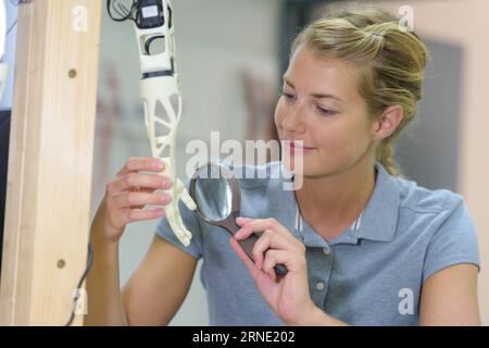 donna in laboratorio di robotica giovane donna sperimenta con robot Foto Stock