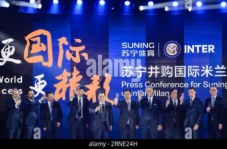 (160606) -- NANJING, June 6, 2016 -- Suning Group Chairman Zhang Jindong(5th, R), Inter Milan President Erick Thohir(5th, L), Inter Milan Vice President Javier Zanetti(2nd, R) and other guests raise a toast at a news conference in Nanjing, capital of east China s Jiangsu Province, June 6, 2016. China s retail giant Suning Group has owned a 70 percent stake in Italian football club Inter Milan, a deal worth 270 million euros, Suning Group announced here on Monday. )(wll) (SP)CHINA-NANJING-SOCCER-SUNING-INTER MILAN(CN) LixXiang PUBLICATIONxNOTxINxCHN   160606 Nanjing June 6 2016 Suning Group Cha Stock Photo