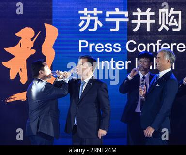 (160606) -- NANCHINO, 6 giugno 2016 - il presidente del gruppo Suning Zhang Jindong (2°, L) e il presidente dell'Inter Milan Erick Thohir (1°, L) brindano a una conferenza stampa a Nanchino, capitale della provincia del Jiangsu della Cina orientale, il 6 giugno 2016. Il colosso cinese del retail Suning Group ha detenuto una quota del 70% nella società calcistica italiana Inter Milan, un accordo del valore di 270 milioni di euro, Suning Group ha annunciato qui lunedì. )(WLL) (SP)CHINA-NANJING-SOCCER-SUNING-INTER MILAN(CN) LixXiang PUBLICATIONxNOTxINxCHN 160606 Nanjing 6 giugno 2016 Presidente del Suning Group Zhang Jindong 2nd l e Presidente dell'Inter Milan Erick Thohir Foto Stock